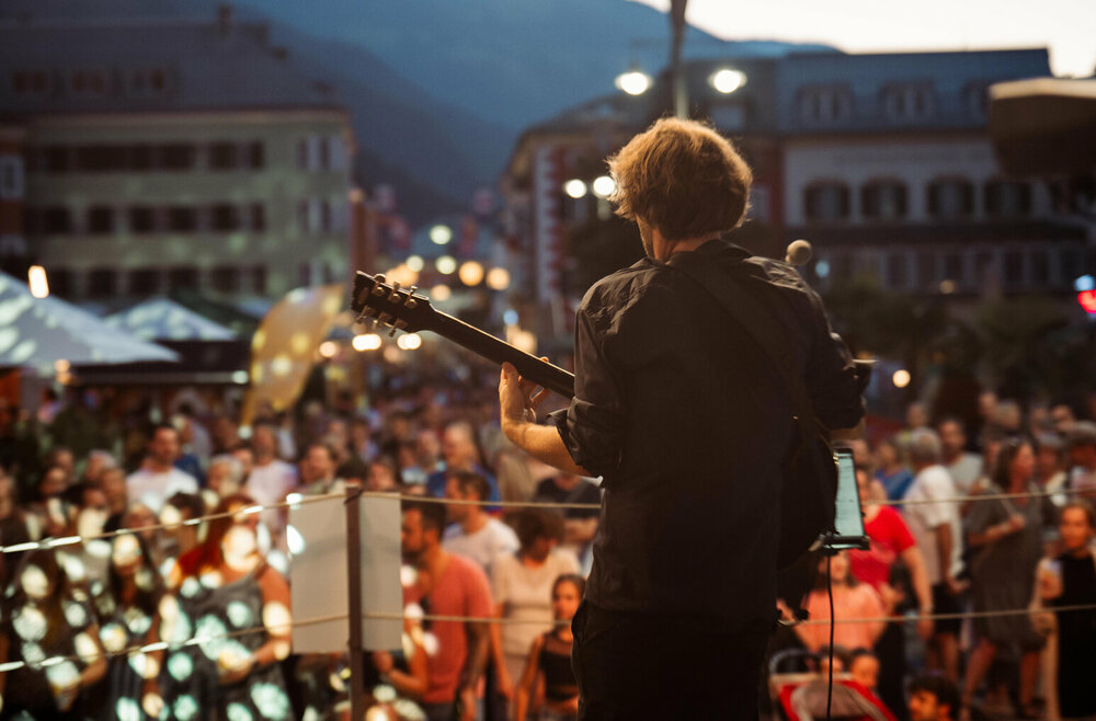 Ein Gitarrist auf der großen Bühne am Hauptplatz beim Sommerfest in Lienz 2024 in Osttirol.