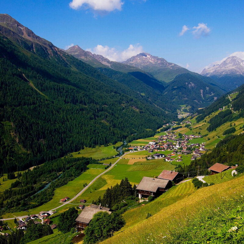 Blick von einer Bergwiese auf St. Jakob im Hochsommer bei Traumwetter.