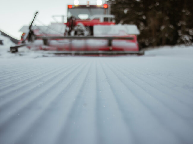 Ein Loipengerät bei der Präparierung der Langlaufloipe