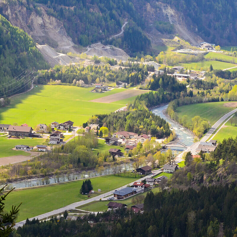 Luftaufnahme von St. Johann im Walde im Sommer mit grünen Wiesen und Wäldern.