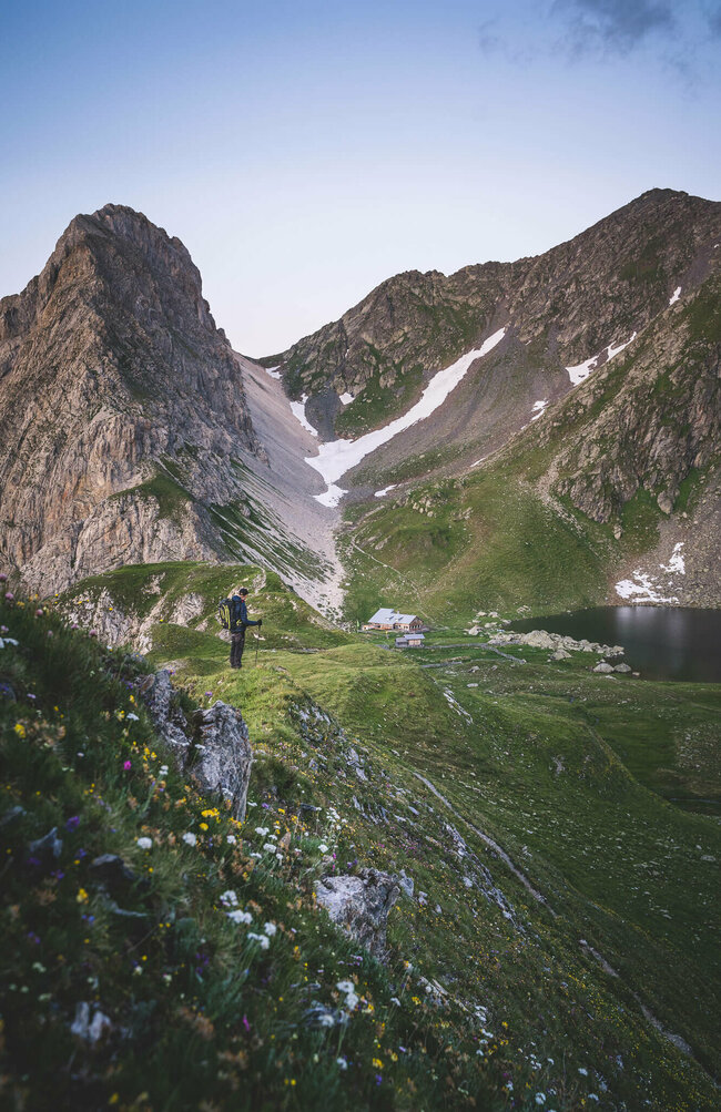 Das Bild zeigt die Obstansersee Hütte mit den Bergen im Hintergrund