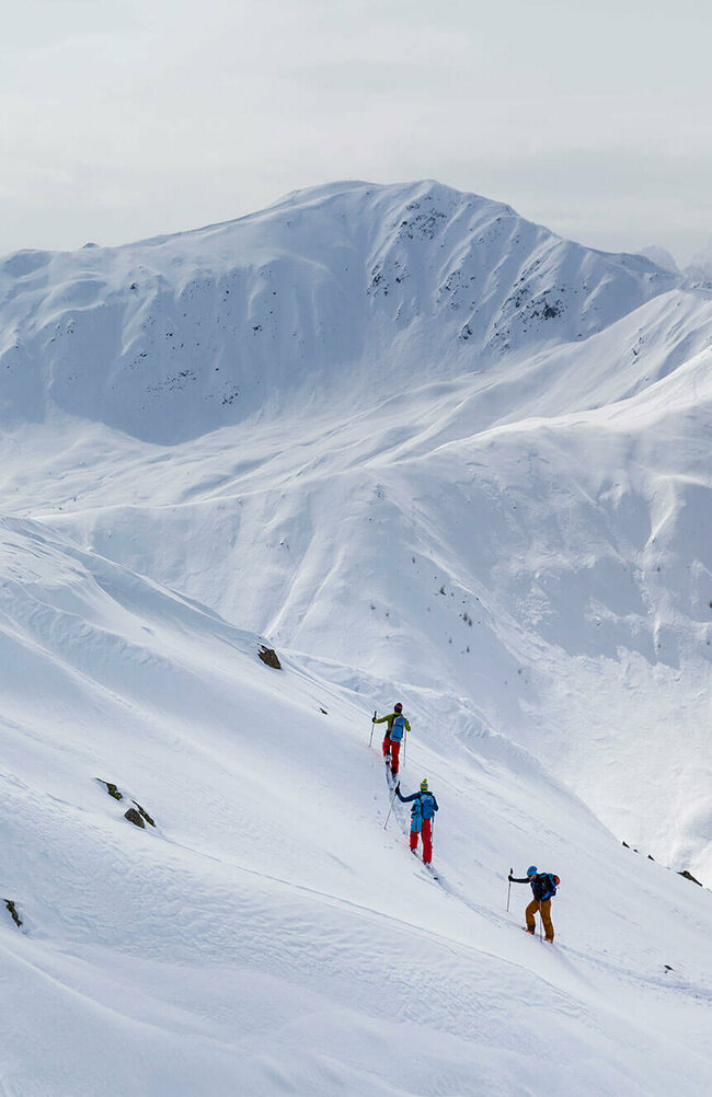 Skitourengeher:innen aus der Ferne in Herzassvillgraten Kalkstein