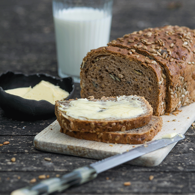 Vollkornbrot mit Butter und einem Glas Milch