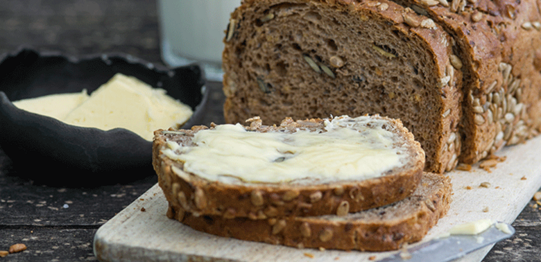 Vollkornbrot mit Butter und einem Glas Milch