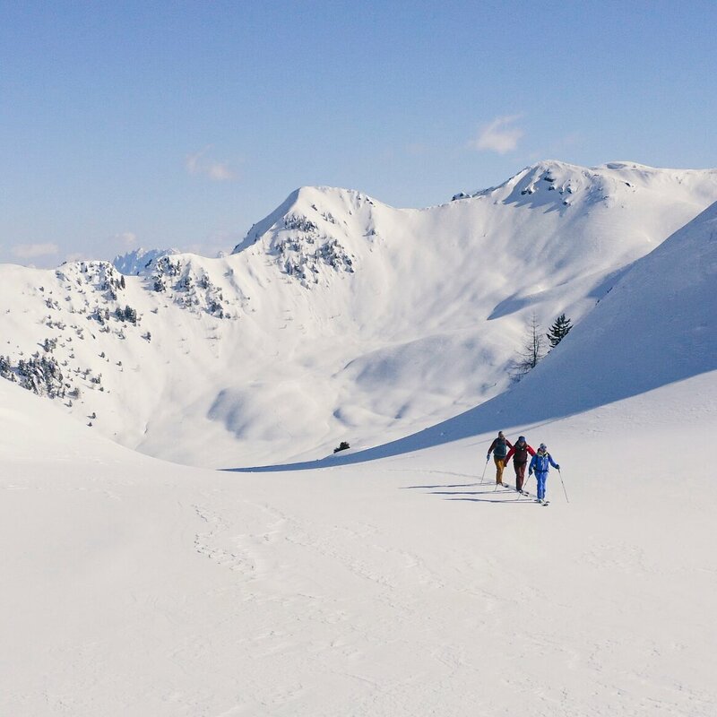 Drei Skitourengeher:innen beim Anstieg in Villgraten 