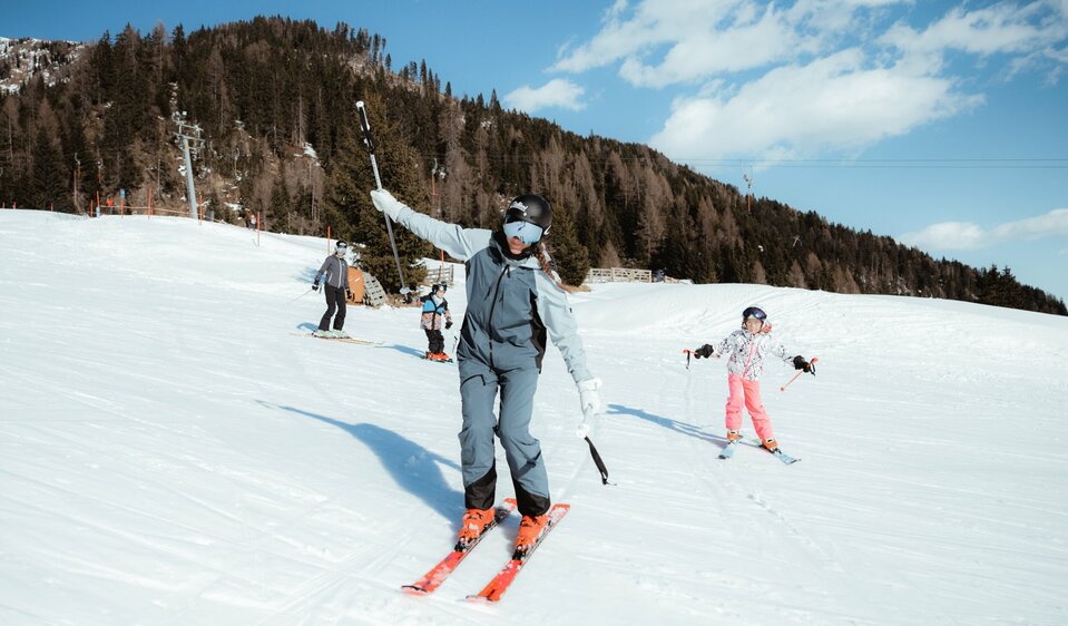 Skilehrerin macht Übungen mit Kindern beim Himbergollift in Obertilliach.