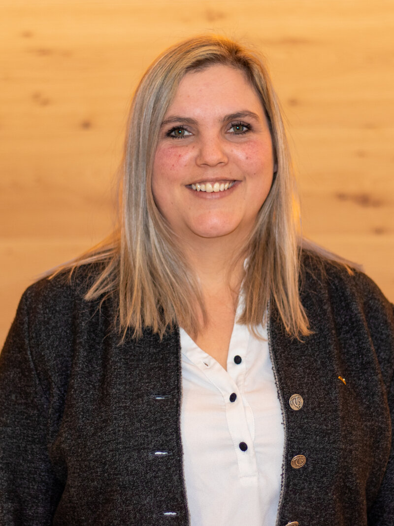 Luisa Tembller in weißer Bluse und Trachtenjacke.