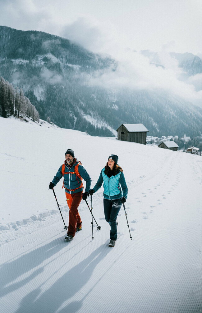 Ein Paar beim Winterwandern durch Kals am Großglockner