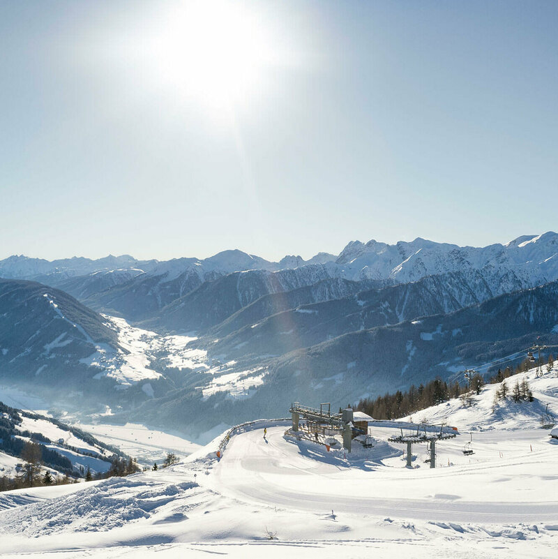 Skifahren bei strahlendem Sonnenschein im Skizentrum Sillian Hochpustertal