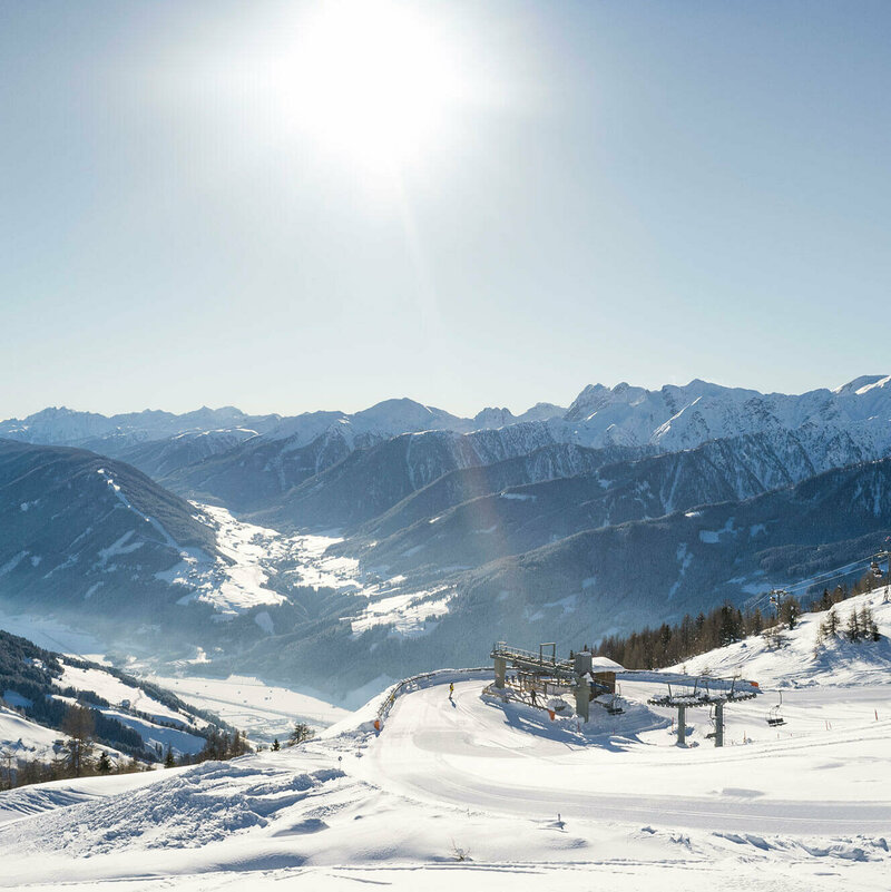 Skifahren bei strahlendem Sonnenschein im Skizentrum Sillian Hochpustertal