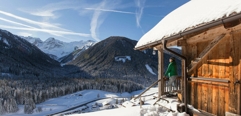 Mann genießt die herrliche Hütten-Aussicht in Kartitsch