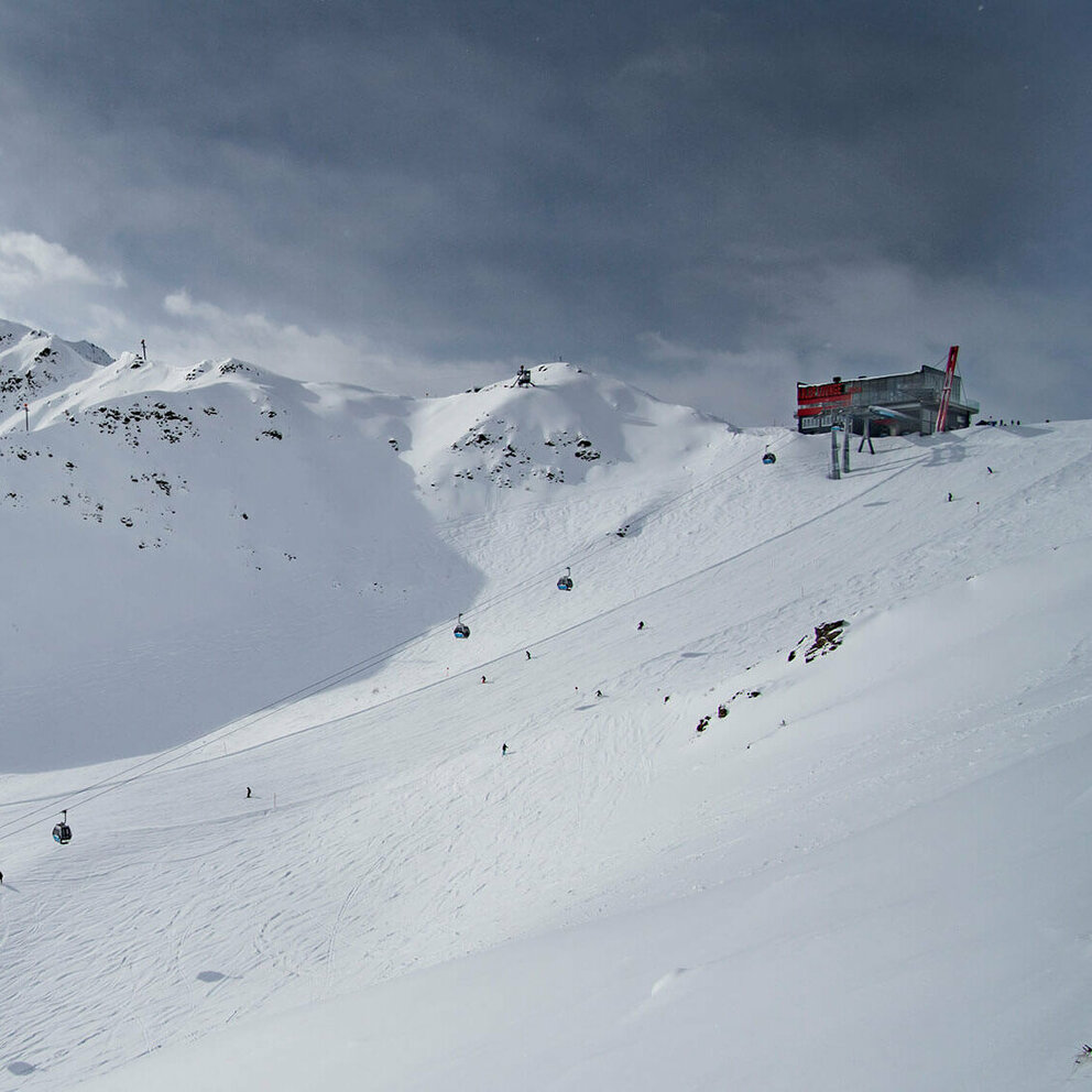 Blick auf die Adlerlounge, die Bergbahn und die Skipiste im Großglocknerresort Kals Matrei.