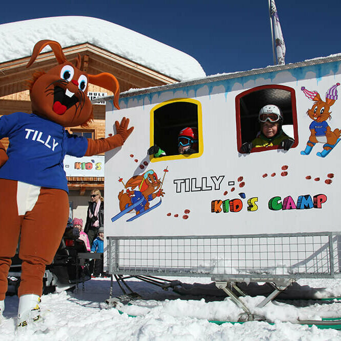 Hasenmaskottchen im Familienskigebiet Golzentipp - Obertilliach