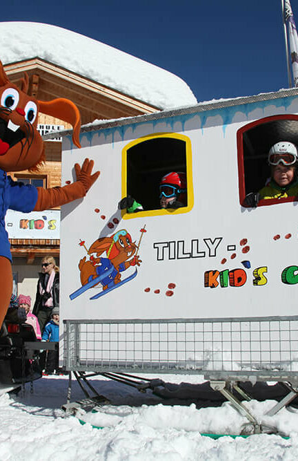 Hasenmaskottchen im Familienskigebiet Golzentipp - Obertilliach