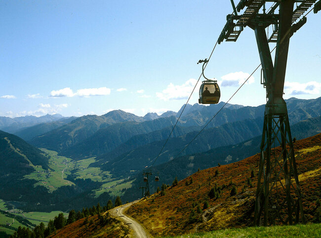 Das Bild zeigt die Seilbahn Hochpustertal von Sillian zum Thurntaler im Sommer
