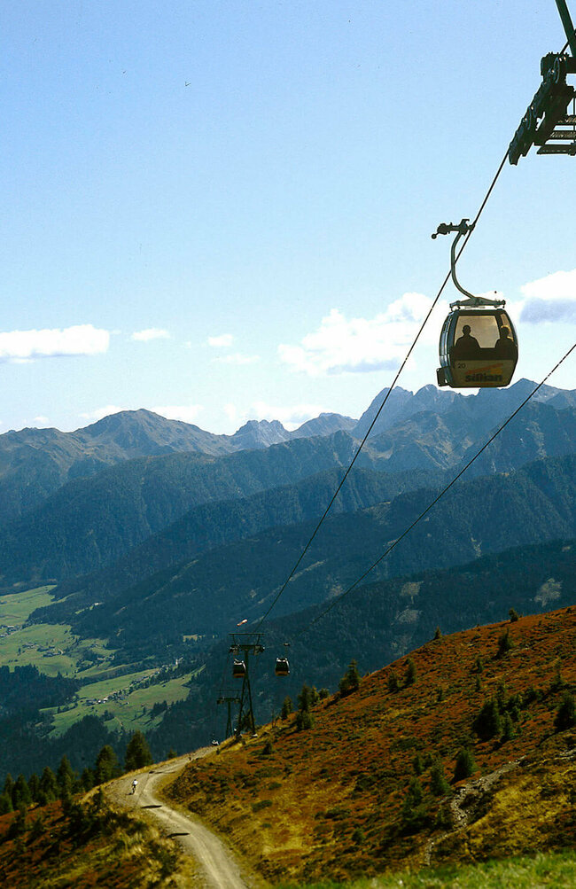 Das Bild zeigt die Seilbahn Hochpustertal von Sillian zum Thurntaler im Sommer