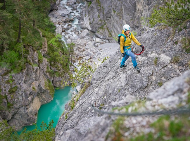 Blaues Wasser beim Klettern