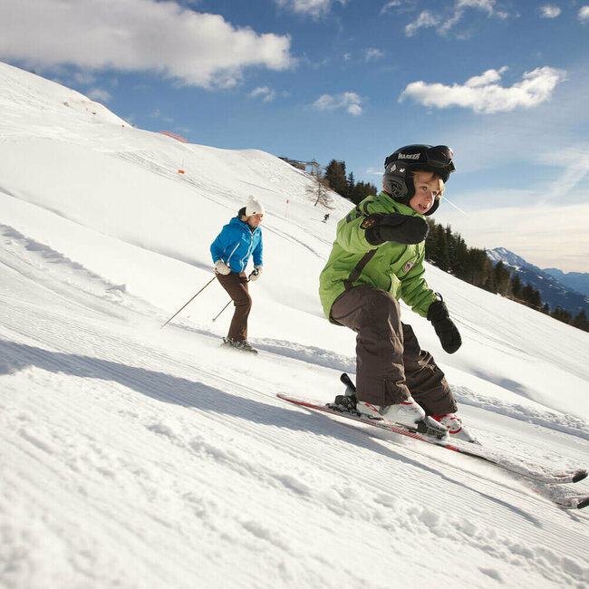 Kind fährt über die Piste am Zettersfeld