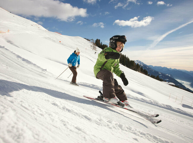Kind fährt über die Piste am Zettersfeld