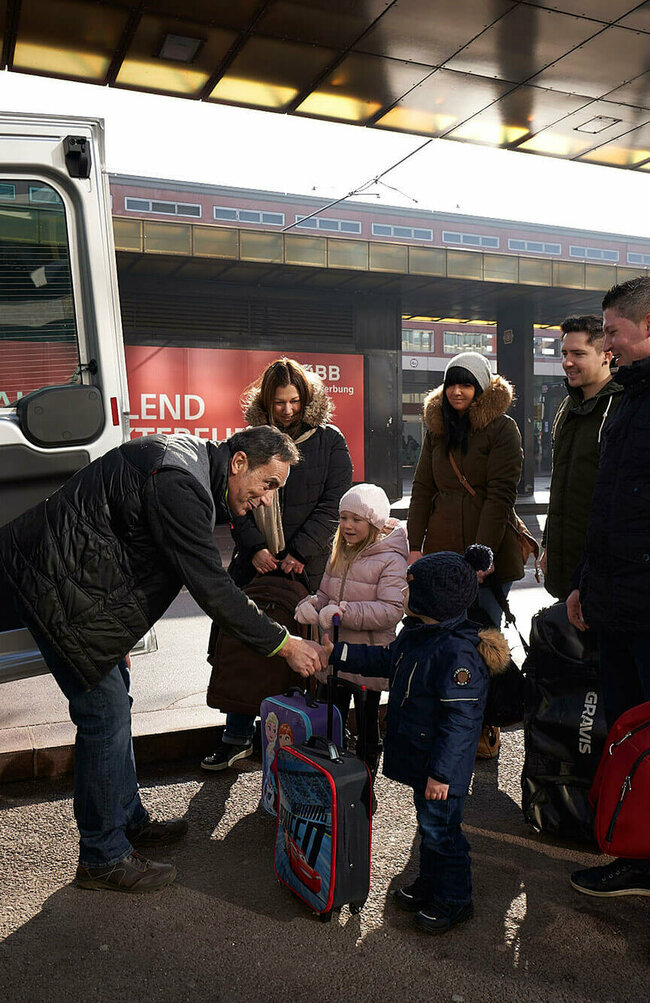 Bahnhofshuttle am Lienzer Bahnhof holt eine Familie ab.