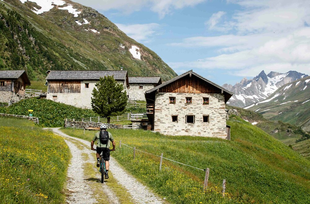 Mountainbiker fährt durch die Seebachalm