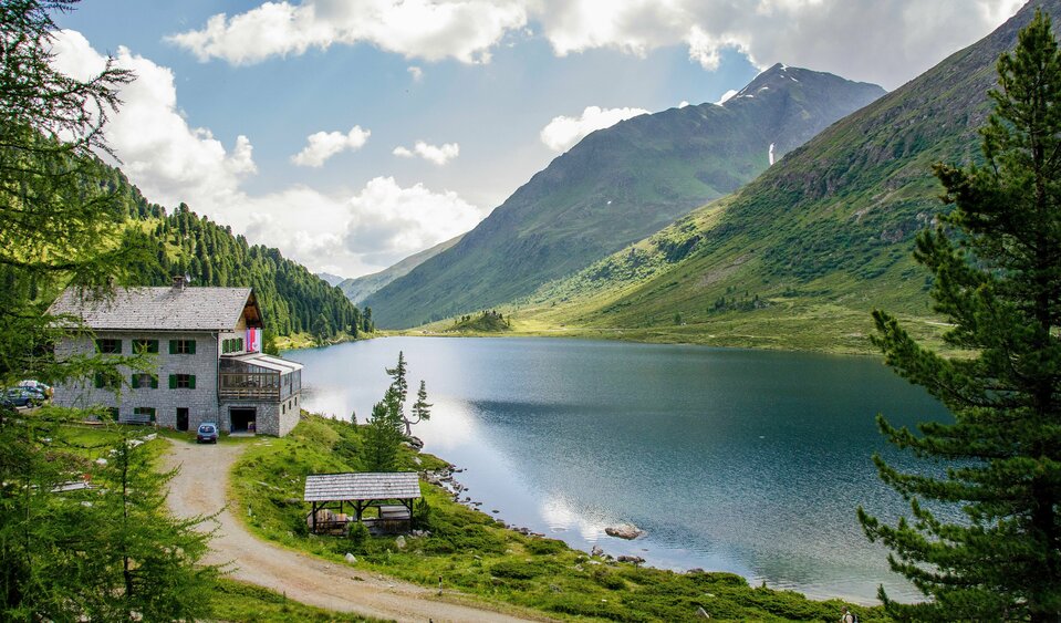 Inns and alpine huts...