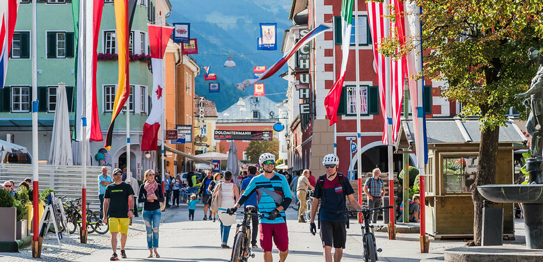 Radfahrer sind unterwegs in Lienz in Osttirol.