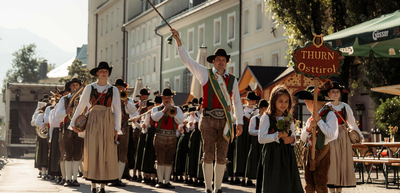 Die Musikkapelle Thurn marschiert am Hauptplatz entlang.