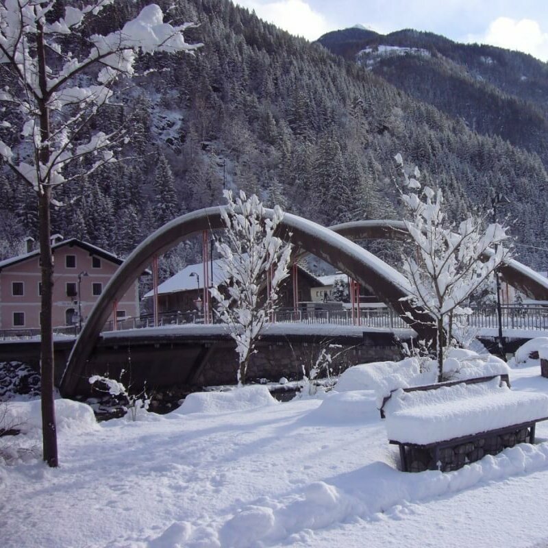 Die Brücke in St. Johann mit viel Neuschnee und einem Wald im Hintergrund.