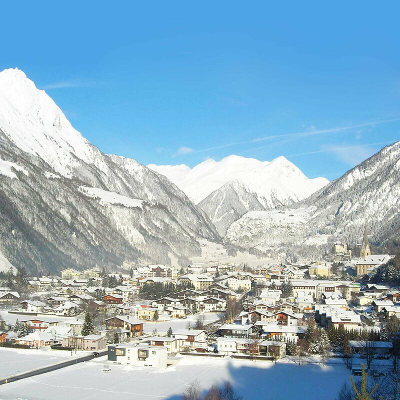 Blick auf das verschneite Matrei an einem traumhaften Wintertag mit blauem Himmel.