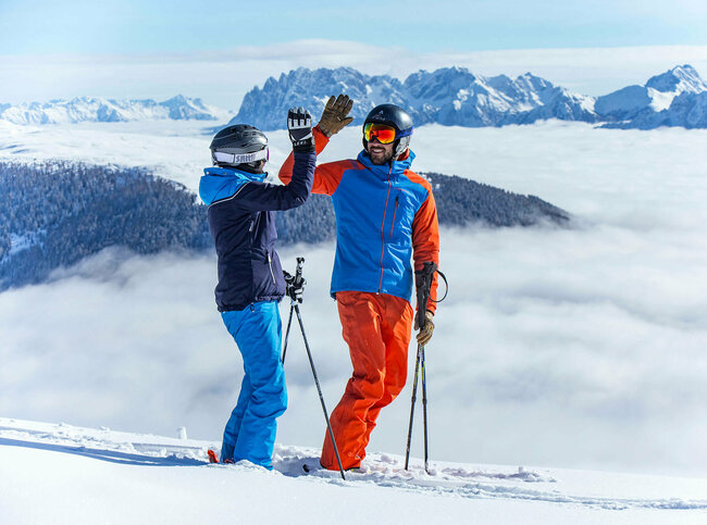 High-Five - Zwei Skifahrer:innen im Skizentrum Sillian Hochpustertal