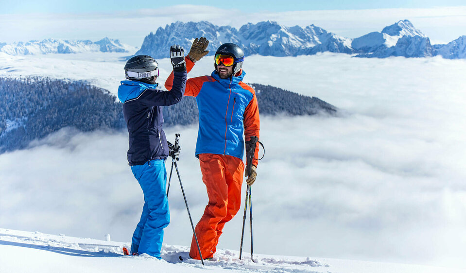 High-Five - Zwei Skifahrer:innen im Skizentrum Sillian Hochpustertal