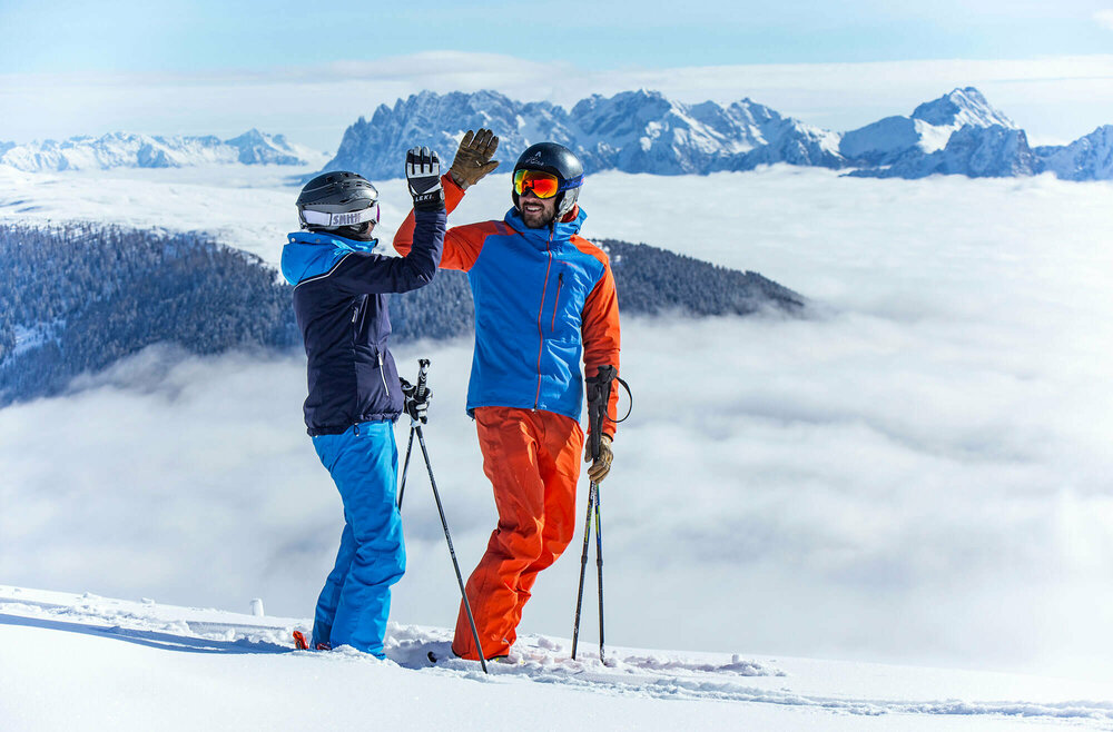 High-Five - Zwei Skifahrer:innen im Skizentrum Sillian Hochpustertal
