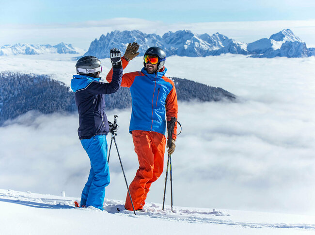 High-Five - Zwei Skifahrer:innen im Skizentrum Sillian Hochpustertal