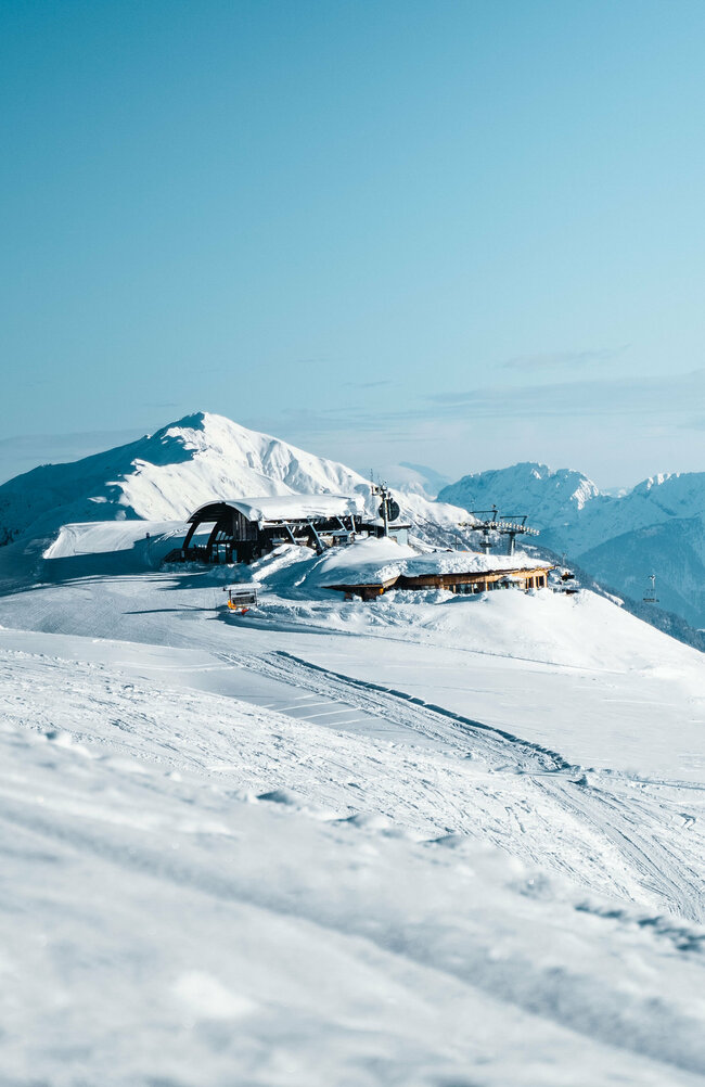 Blick auf die tief verschneite Liftstation Steinermandl in Osttirol bei Kaiserwetter.