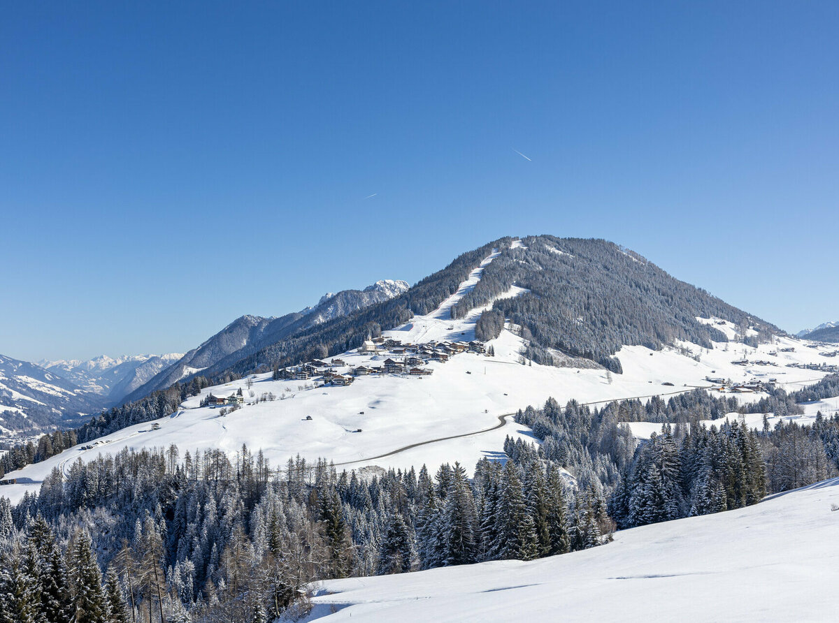 Ortsteil St. Oswald mit der gleichnamigen gotischen Filialkirche und dem Dorfberglift.