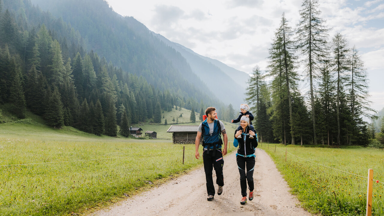 Familienwanderung Kristeinertal Ein Pärchen mit Kind auf den Schultern macht eine Familienwanderung im Kristeinertal.