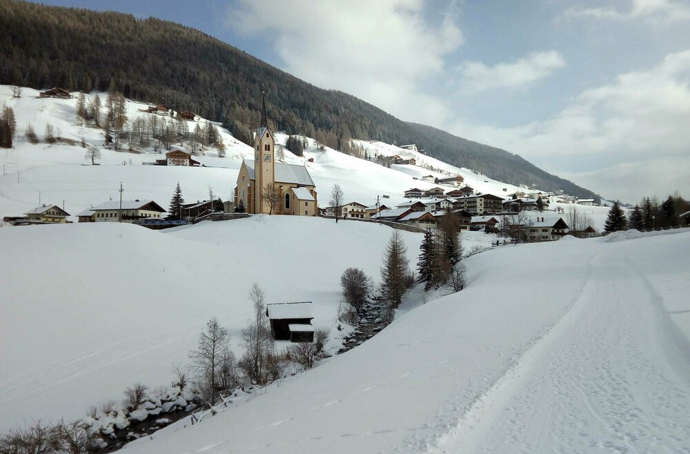 Blick auf Kartitsch beim Winterwandern