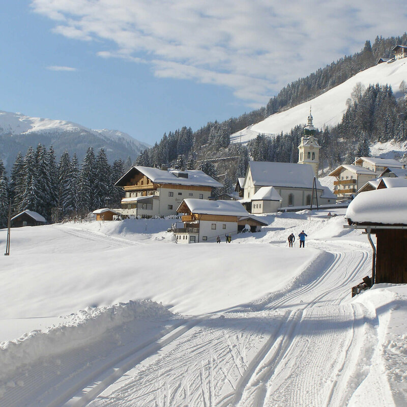 Die wunderschöne Grenzlandloipe schlängelt sich bei herrlichen Bedingungen und strahlendem Sonnenschein unterhalb des Ortes vorbei.