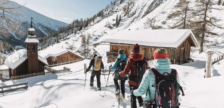 Eine Gruppe beim Schneeschuhwandern im Ködnitztal, bergab ins Tal 