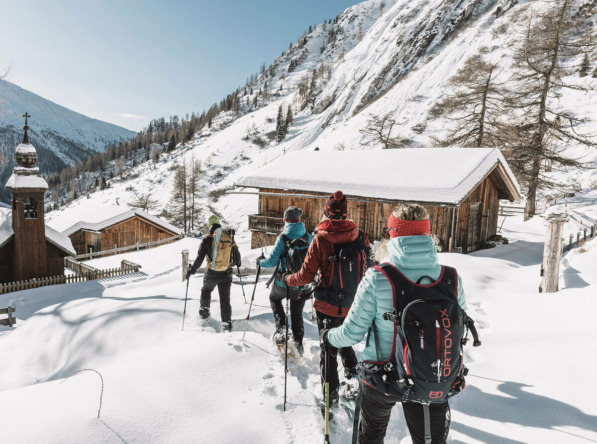 Eine Gruppe beim Schneeschuhwandern im Ködnitztal, bergab ins Tal 