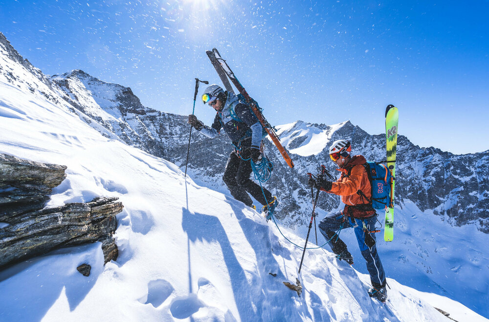 Zwei Skitourengeher:innen beim Aufstieg zur oberen Ödenwinkelscharte