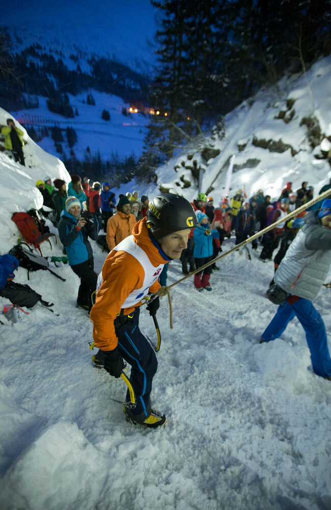 Steve House beim Eisfestival in Action schon bei Finsternis.