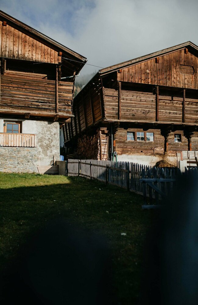 Alte Obertilliacher Höfe in der denkmalgeschützten Dorfzeile