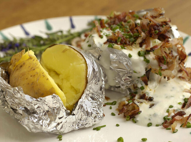 Die Osttirol-Kartoffel namens "Oskar" als Ofenkartoffel mit Sauerrahmdip serviert.