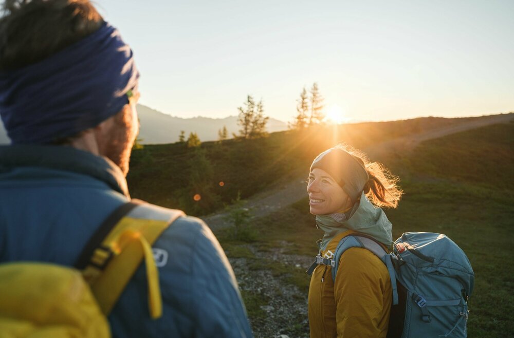 Ein Pärchen genießt den Sonnenaufgang am Bösen Weibele.