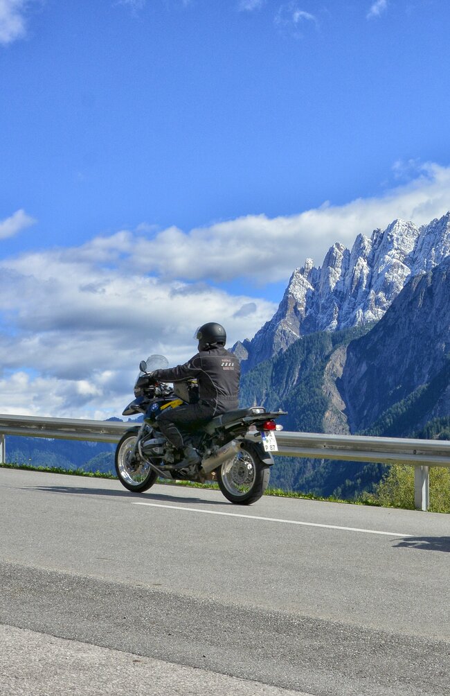 Motorrad Dolomiten Schnee