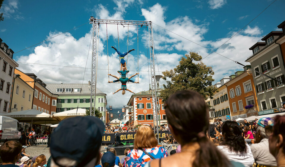 Drei Seilartistinnen beeindrucken das Publikum am Olala 2025 mit spannenden Akrobatikinszenierungen am Lienzer Hauptplatz.