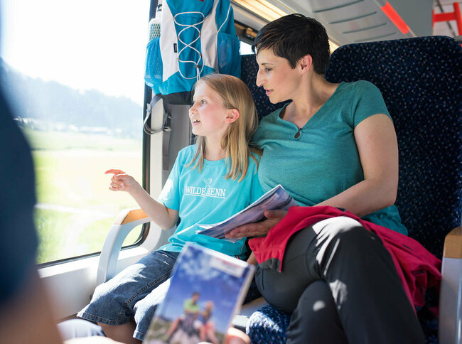 Mutter mit Kind in der Bahn