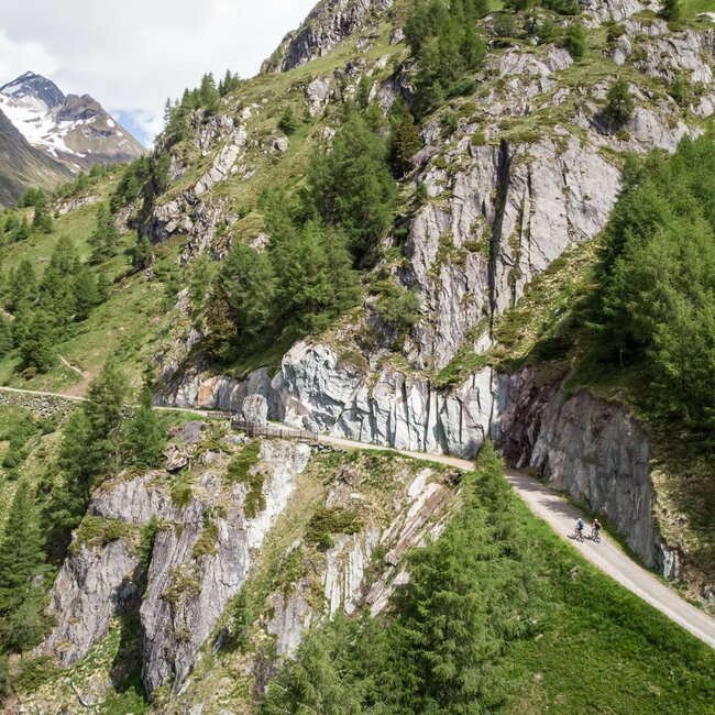 Zwei Mountainbiker bei Biketour ins Timmeltal